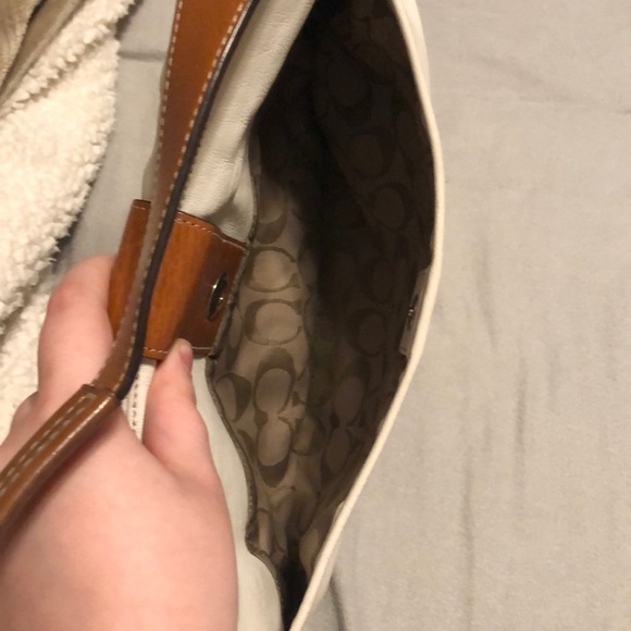 White Coach Handbag purse - Picture 3 of 4